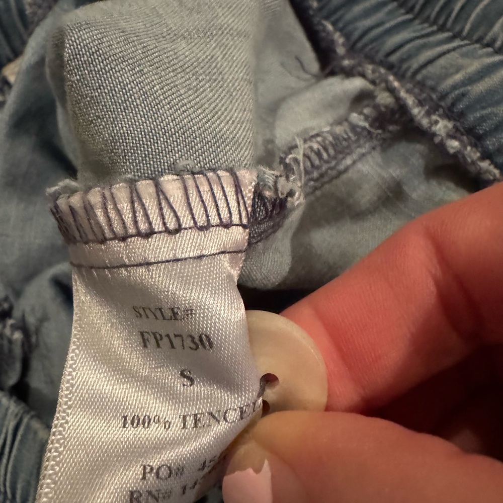 Dress Forum Los Angeles Women’s Light Wash Denim Cargo Joggers - Picture 4 of 12